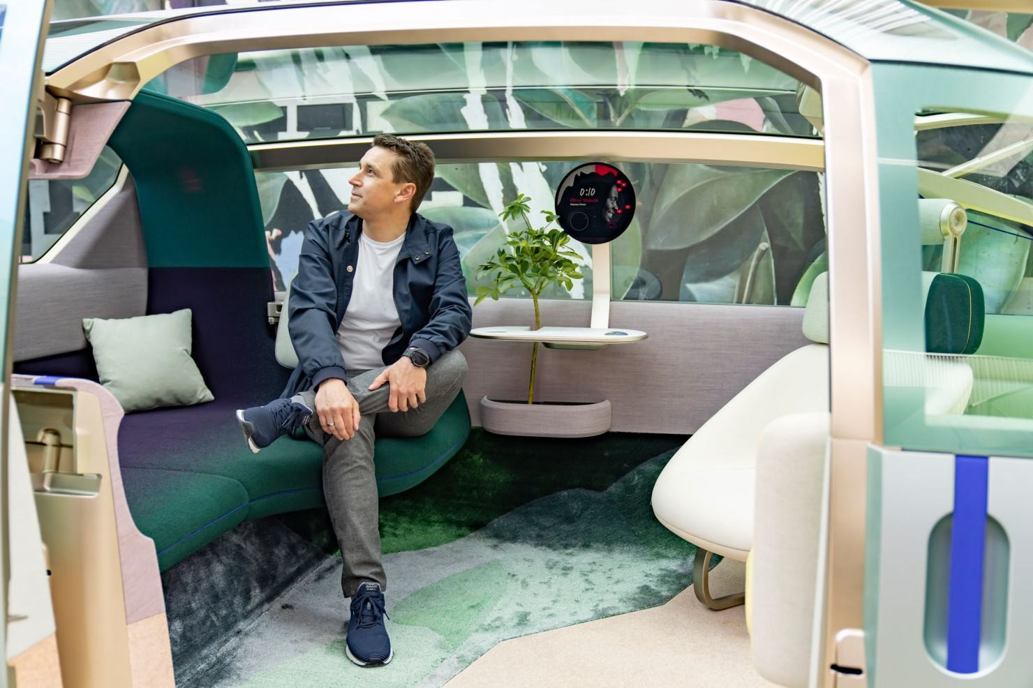 Bernd Körber, hoofd van MINI, zittend in de MINI Vision Urbanaut. Bernd Körber, hoofd van MINI, zittend in de MINI Vision Urbanaut.